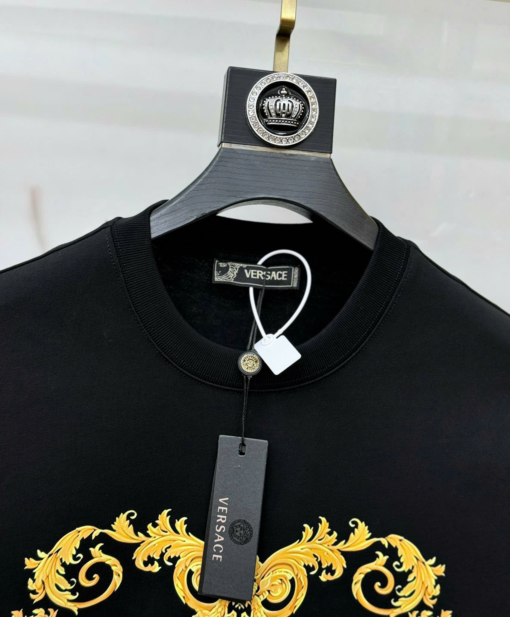 Áo phông T-shirt Versace VS Đen họa tiết chữ khung hoa văn Vàng Like Auth on web MK